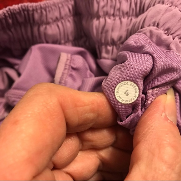 Lululemon Hotty Hot Short II *2.5" - Picture 2 of 5